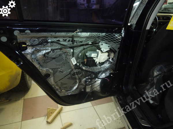 Шумоизоляция внешнего металла двери Volkswagen Jetta 6 Рестайлинг
