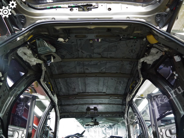 Шумоизоляция потолка Toyota RAV4 - первый слой