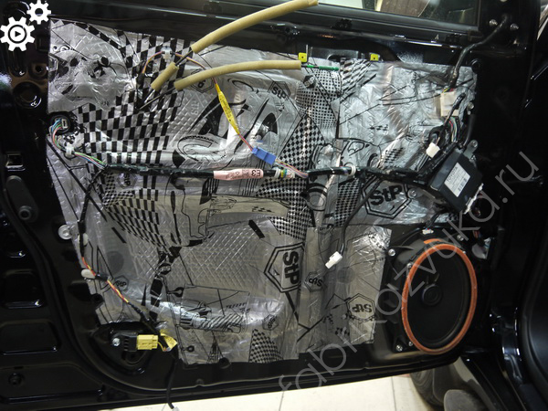 Процесс шумоизоляции дверей Toyota Land Cruiser 200