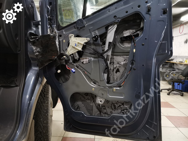 Правая дверь Renault Master - виброизоляция внутреннего металла