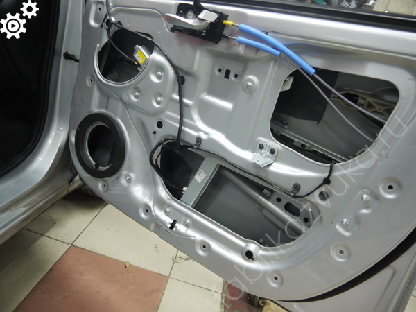Штатная шумоизоляция правой передней двери | Hyundai Solaris II
