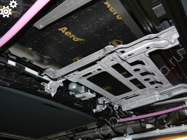 Процесс шумоизоляции потолка Toyota Alphard III