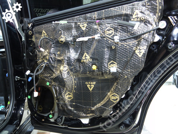 Правая задняя дверь Toyota Camry VIII - виброизоляция внешнего металла