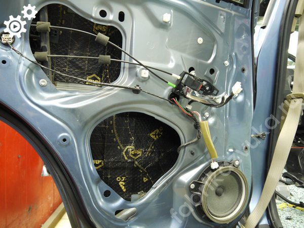 Внутренняя виброизоляция левой задней двери | Toyota RAV4 III