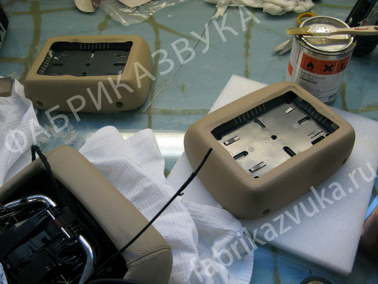 В процессе установки мониторов Alpine TME-M780 в подголовники сидений
