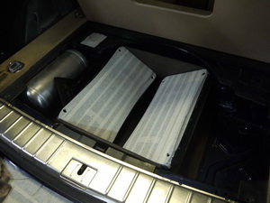 Установка усилителей в багажник Porsche Cayenne