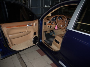 Подиум для акустики в двери Porsche Cayenne