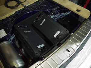Усилители и процессор в багажнике Porsche Cayenne