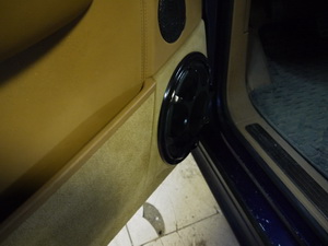 Подиум для мидбасов в двери Porsche Cayenne