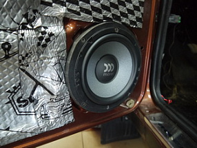 Установка динамиков и шумоизоляция дверей в Lada 4x4 Niva