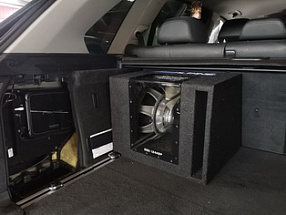 Мощный пассивный сабвуфер в багажнике BMW X5