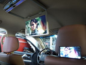 Потолочный монитор в Toyota Land Cruiser 200