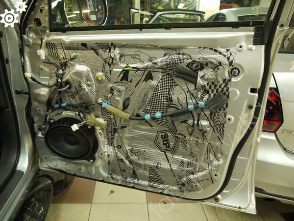 Установка штатной акустики в Toyota LC Prado 120