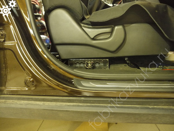 Установка усилителя под сиденье в Kia Sorento II Рестайлинг