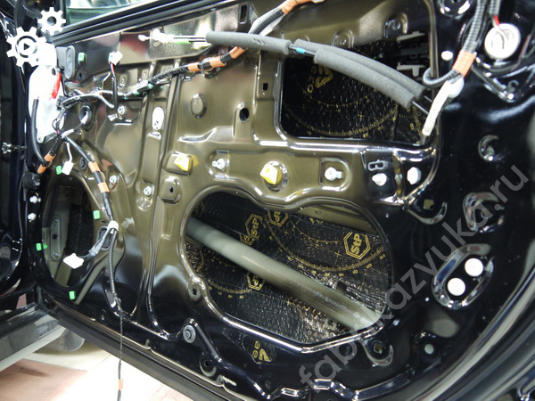Правая передняя дверь Toyota Camry VIII - виброизоляция внутреннего металла