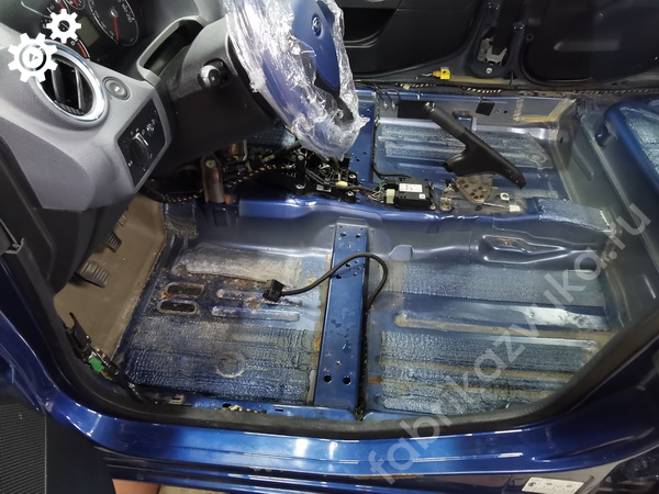 Пол Ford Fiesta mk5 до виброизоляции Пол Ford Fiesta mk5 до виброизоляции