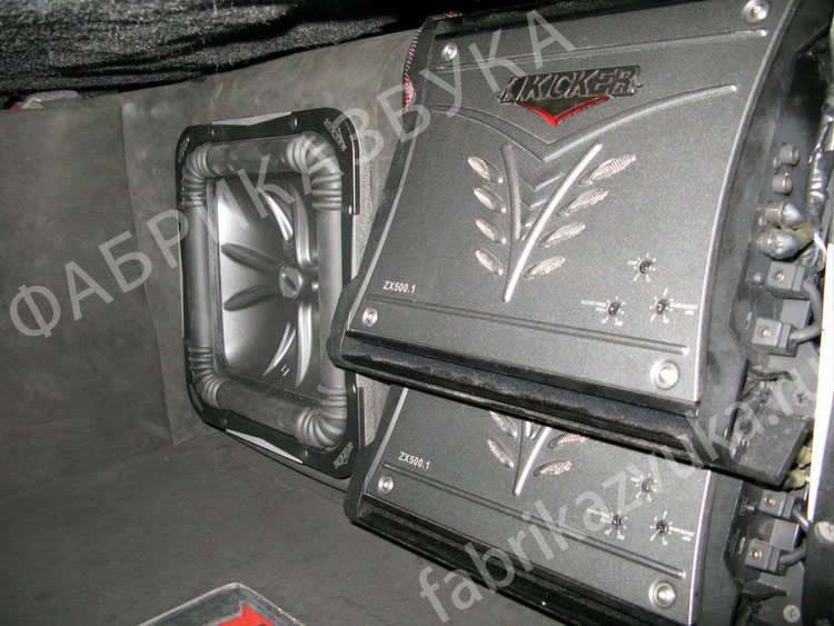 Установка одноканальных усилителей Kicker ZX500.1