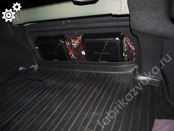 Монтаж автоусилителей в Toyota Camry VIII (XV70)