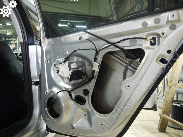 Штатная шумоизоляция Volkswagen Jetta VI - правая задняя дверь