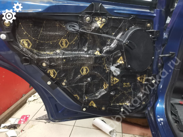 Второй слой виброизоляции левой задней двери Ford Fiesta mk5 Второй слой виброизоляции левой задней двери Ford Fiesta mk5
