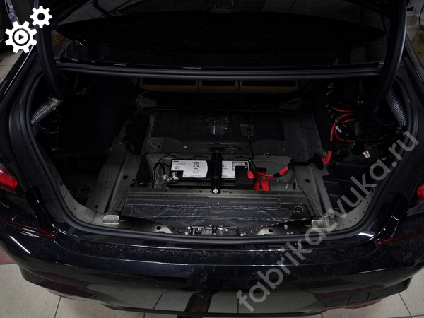Процессорный усилитель в багажнике BMW 3er G20