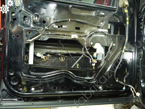 Первый слой виброизоляции левой передней двери | Chevrolet Tahoe III