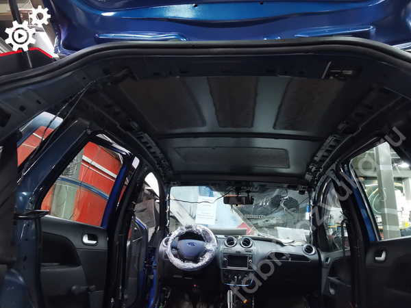 Потолок Ford Fiesta mk5 до шумоизоляции Потолок Ford Fiesta mk5 до шумоизоляции