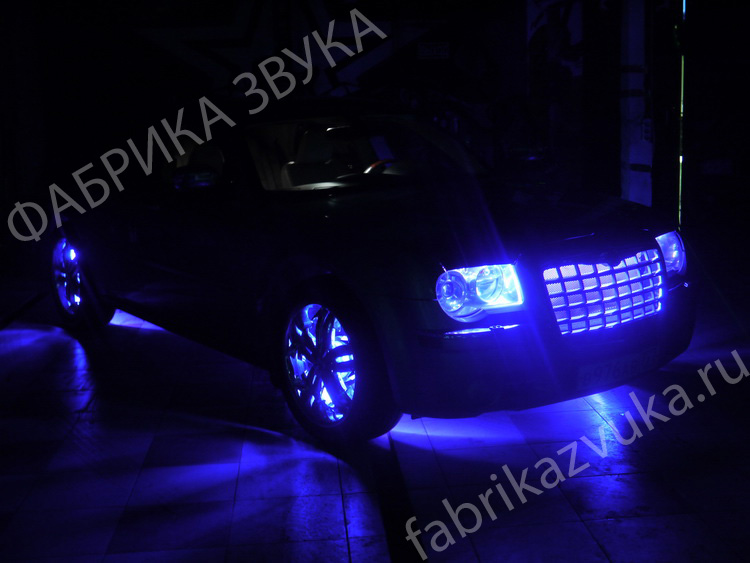 Chrysler 300C - установка подсветки