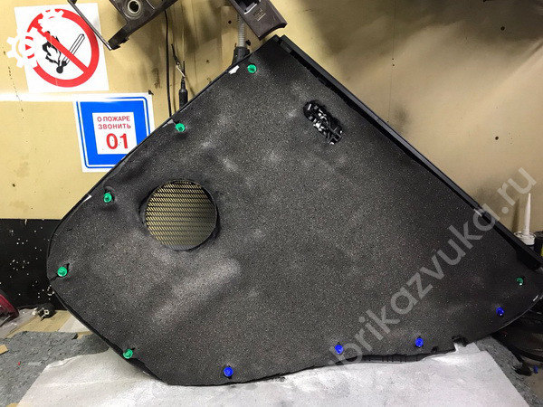 Шумоизоляция обшивки задней левой двери | Hyundai Creta I Шумоизоляция обшивки задней левой двери | Hyundai Creta I