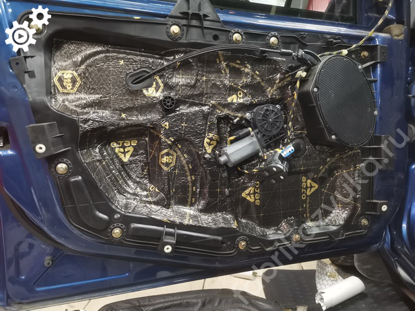 Второй слой виброизоляции левой передней двери Ford Fiesta mk5 Второй слой виброизоляции левой передней двери Ford Fiesta mk5