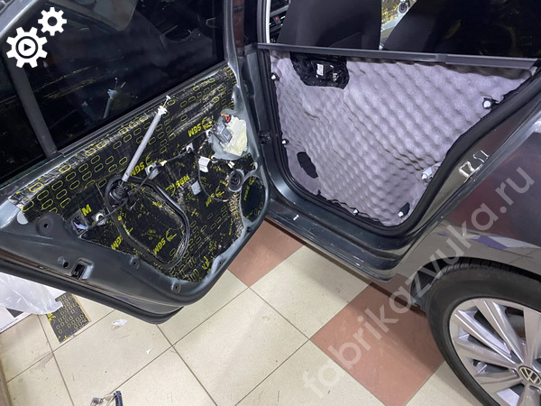 Третий и четвёртый слои шумоизоляции левой задней двери Volkswagen Polo