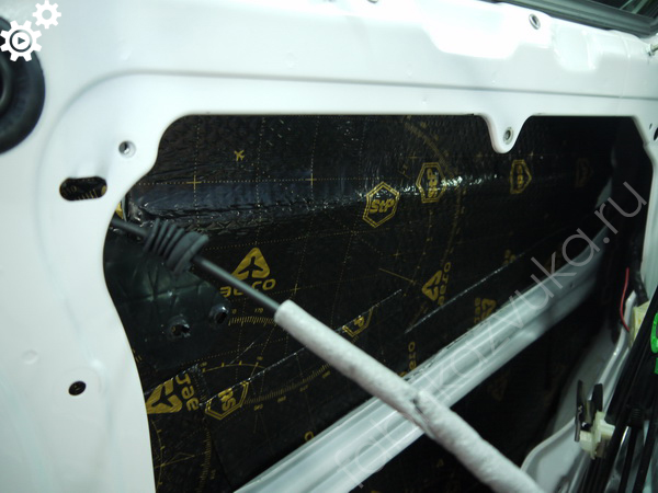Шумоизоляция внутреннего метала двери Caravelle T6