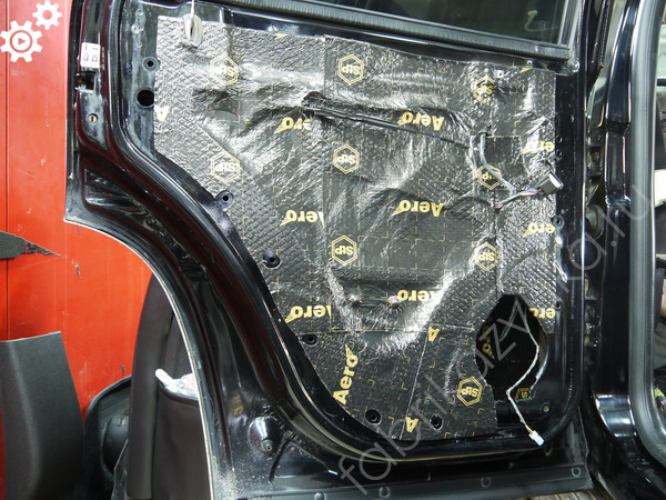 Второй слой виброизоляции левой задней двери | Chevrolet Tahoe III