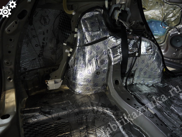 Шумоизоляция колесных арок Toyota RAV4 - первый слой