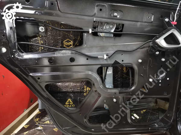 Левая задняя дверь Lada Granta FL - первый слой виброизоляции Левая задняя дверь Lada Granta FL - первый слой виброизоляции