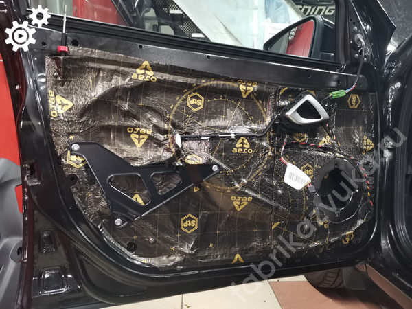 Левая передняя дверь Lada Granta FL - второй слой виброизоляции Левая передняя дверь Lada Granta FL - второй слой виброизоляции