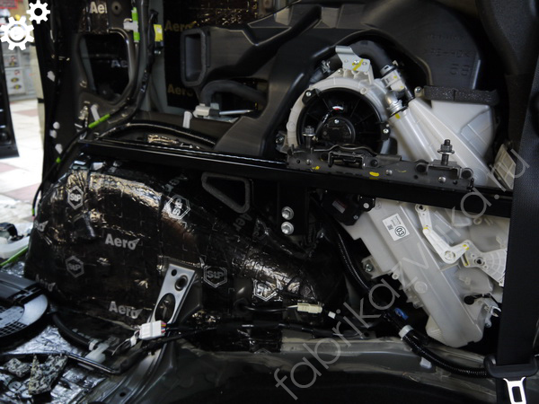 Шумоизоляция колесных арок Toyota Alphard III
