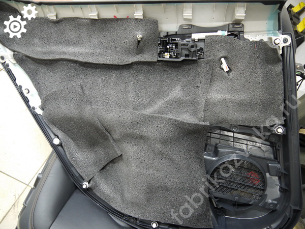 Обшивка правой задней двери Toyota Camry VIII - слой шумоизоляции