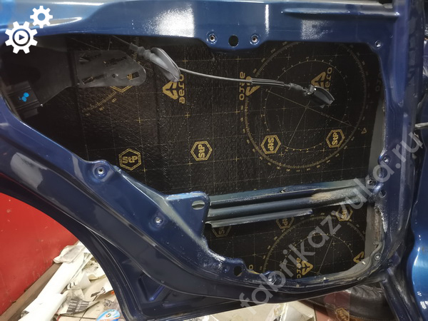 Первый слой виброизоляции левой задней двери Ford Fiesta mk5 Первый слой виброизоляции левой задней двери Ford Fiesta mk5