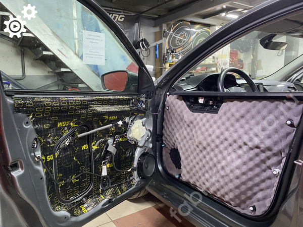 Третий и четвёртый слои шумоизоляции левой передней двери Volkswagen Polo