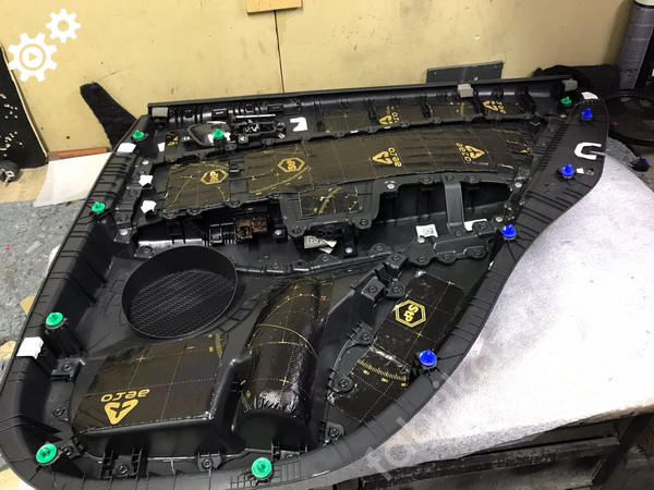 Виброизоляция обшивки задней левой двери | Hyundai Creta I Виброизоляция обшивки задней левой двери | Hyundai Creta I