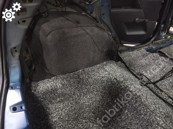 Шумоизоляция левой задней арки Ford Fiesta mk5 Шумоизоляция левой задней арки Ford Fiesta mk5