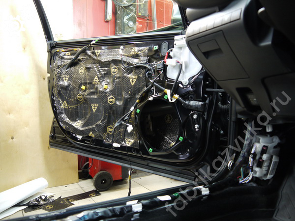 Левая передняя дверь Toyota Camry VIII - виброизоляция внешнего металла