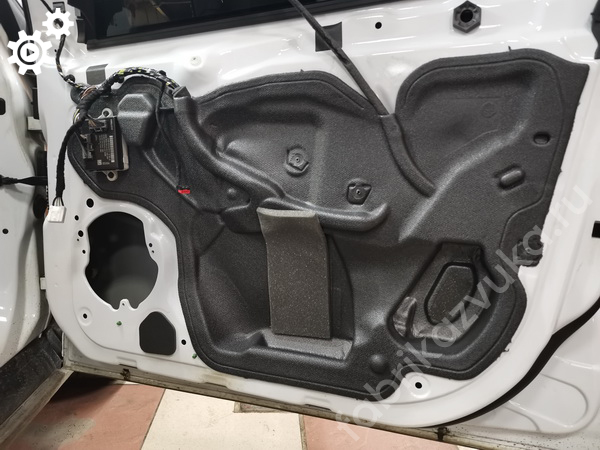 Штатная шумоизоляция передней правой двери Ford Focus 3 Рестайлинг