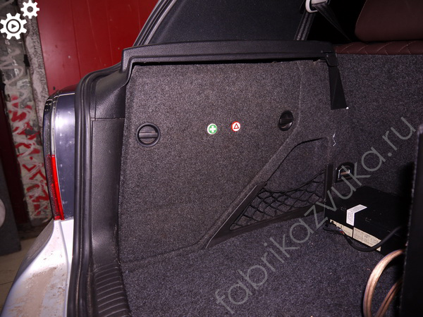 Скрытая установка усилителей в крыло багажника Volkswagen Golf 4