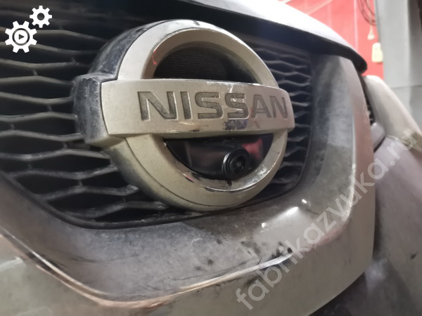 Камера переднего вида в логотип в Nissan X-Trail III T32