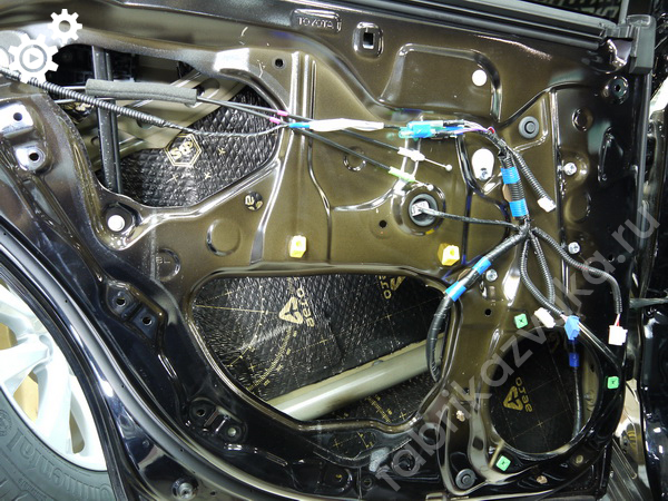 Левая задняя дверь Toyota Camry VIII - виброизоляция внутреннего металла