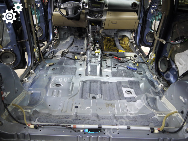Пол перед шумоизоляцией | Toyota RAV4 III