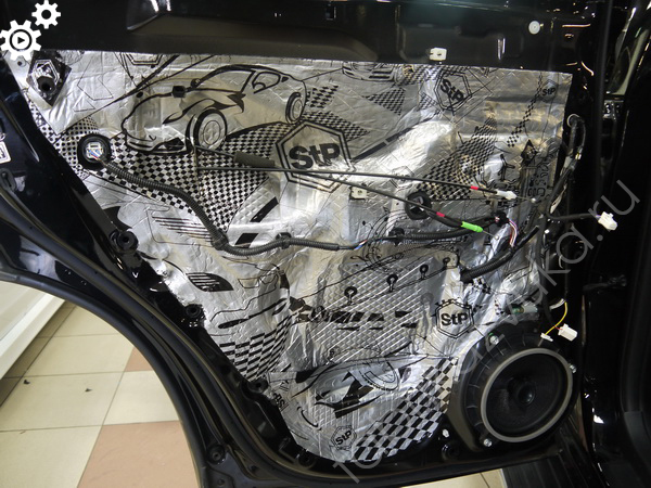 Процесс шумоизоляции дверей Toyota Land Cruiser Prado 150 Рестайлинг