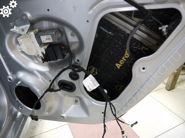 Первый слой шумоизоляции двери Volkswagen Jetta VI